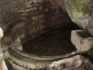 Le bassin ovale de la fontaine romaine