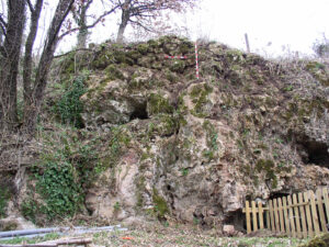 Vestiges de murs antiques à l’emplacement du rempart gaulois, au dessus et à gauche du puits fontaine gaulois